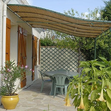 Couvrir une terrasse : la pergola avec canisse