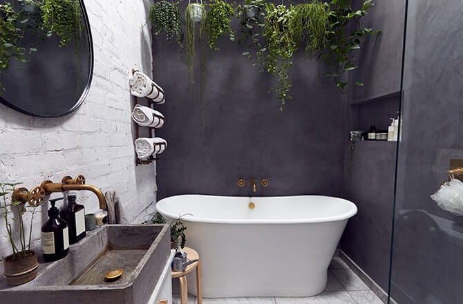 Béton décoration : association brique blanche et béton ciré foncé