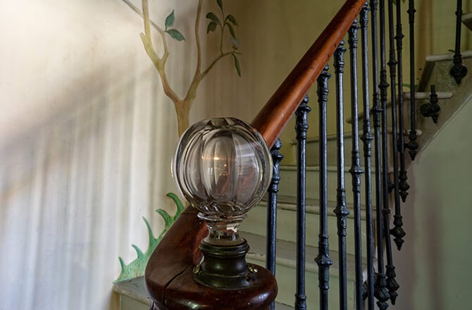 Déco cage d’escalier rampe bois et pommeau verre soufflé