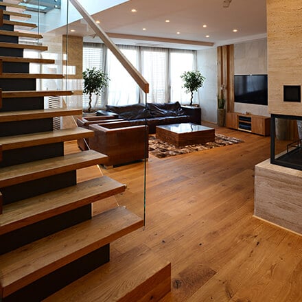 Déco cage d’escalier rampe bois et verre