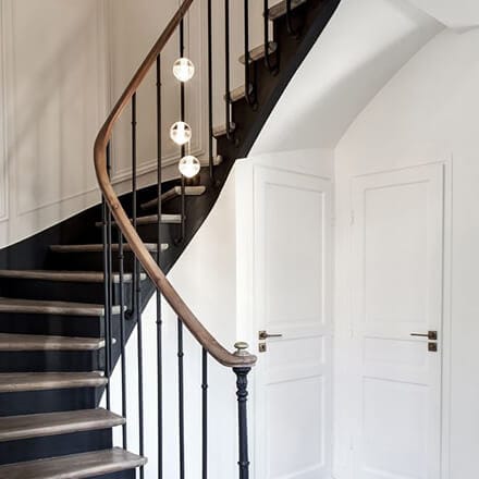 Déco cage d’escalier : descente lumineuse