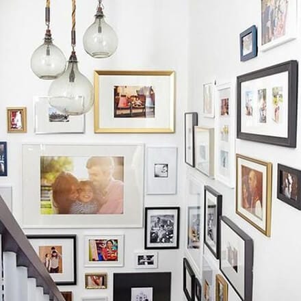 Déco cage d’escalier : musée de famille