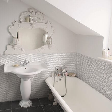 Salle de bain mosaïque octogonale blanche