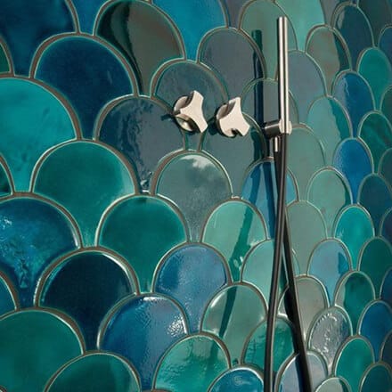 Salle de bain mosaïque ecaille poisson