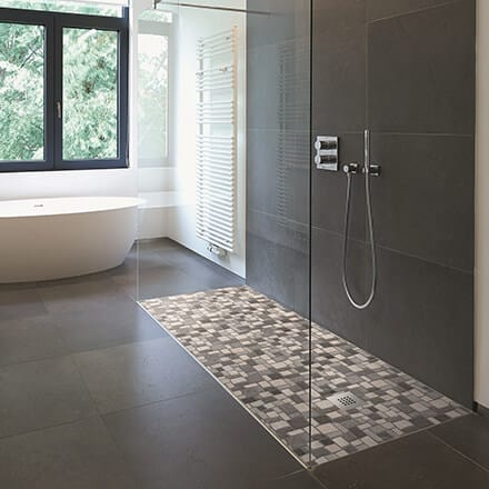 Douche italienne mosaïque marbre et galet