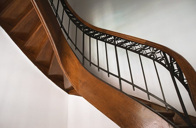 Déco cage d’escalier rampe bois et fer forgé