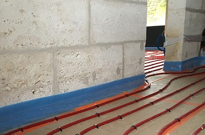 Plancher chauffant à eau : les bandes résilientes 