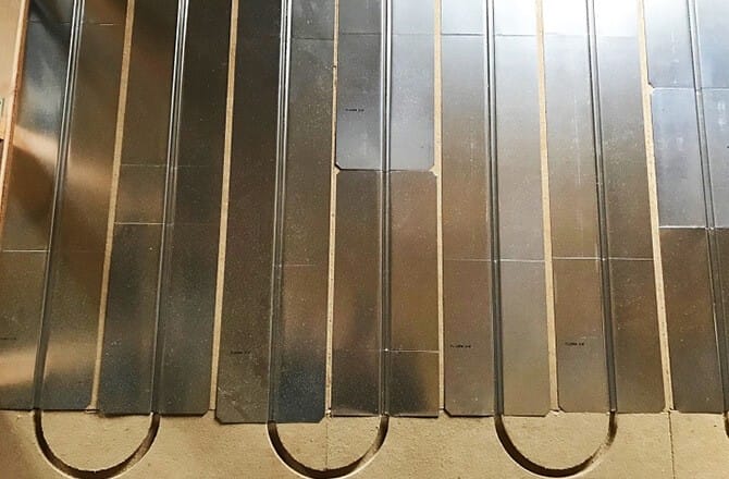 Plaques isolantes rainurées pour plancher chauffant à eau