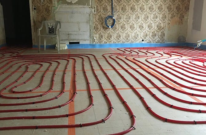 Plancher chauffant à eau : les plaques d’isolant 