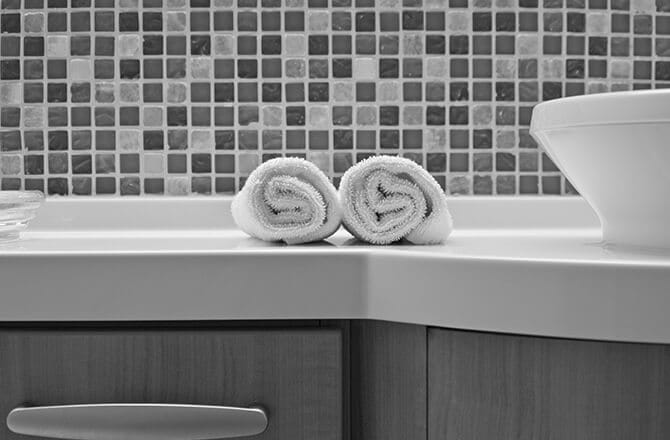 Salle de bain mosaïque grise