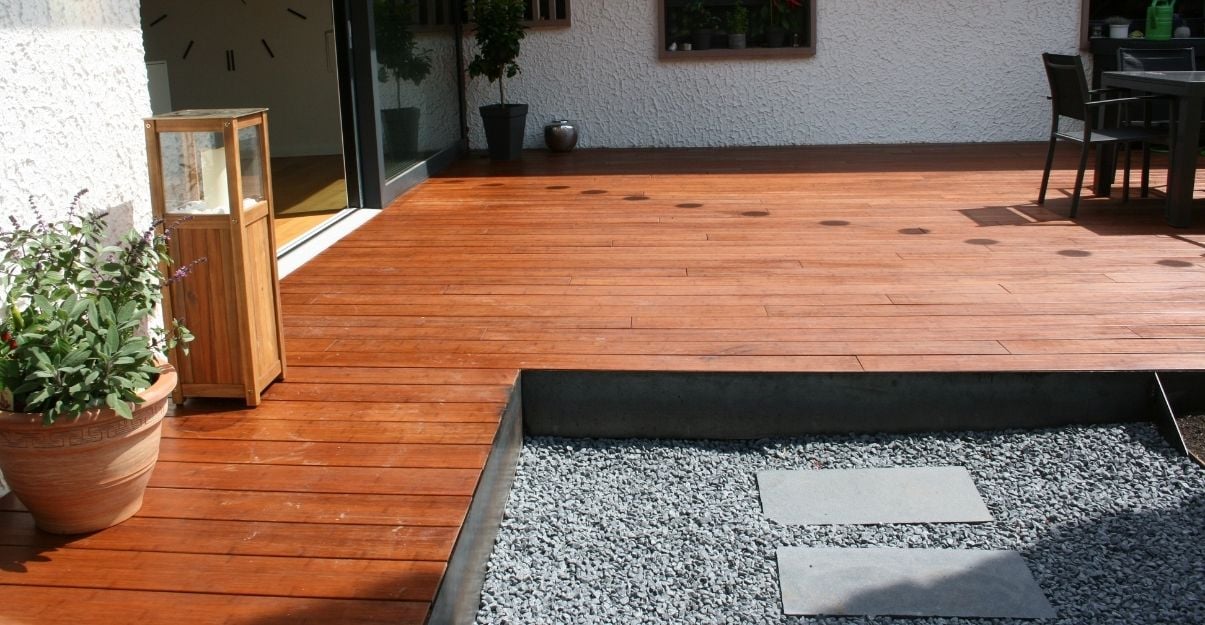 une belle terrasse dans un jardin sans gazon
