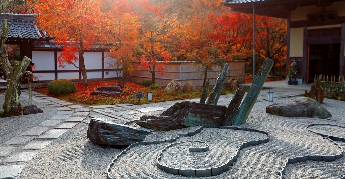 un jardin zen avec gravier