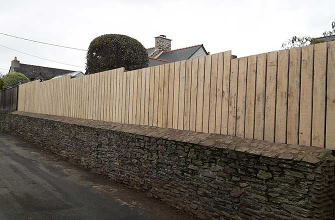 Clôture palissade sur muret