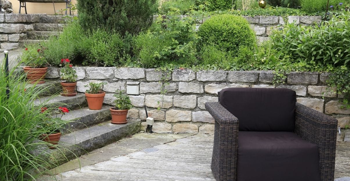 aménager petit jardin en pente