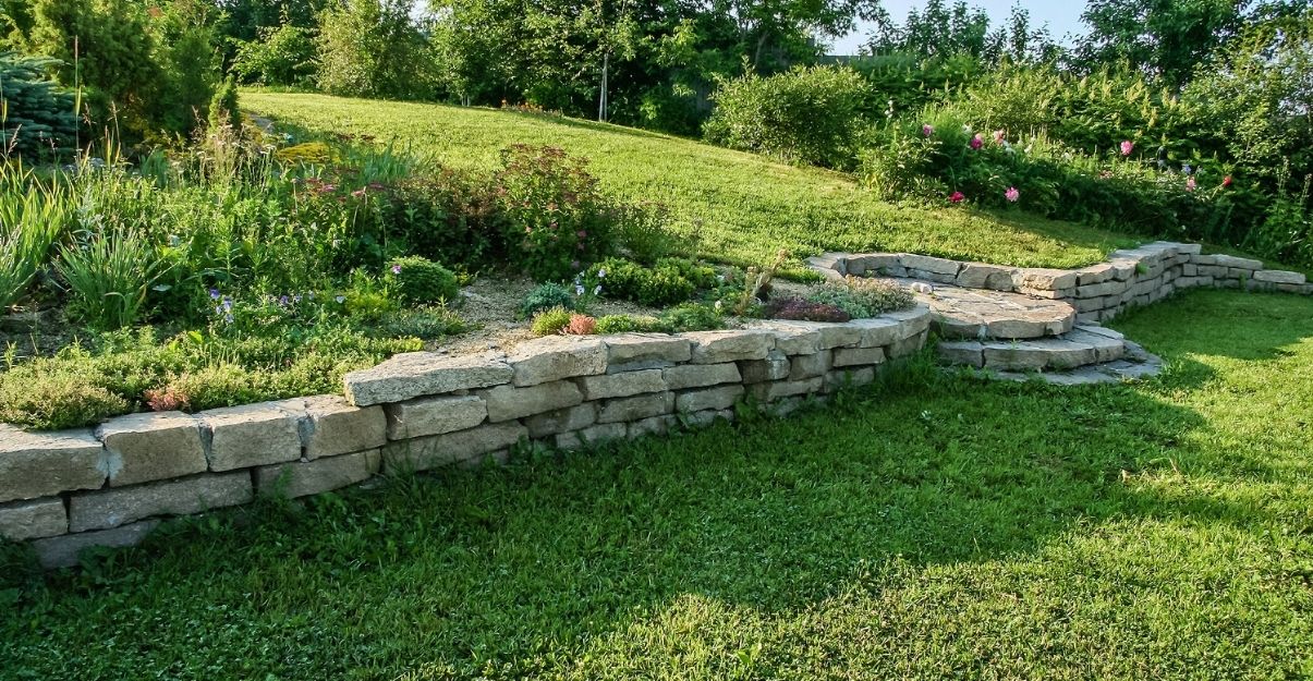 aménager petit jardin en pente