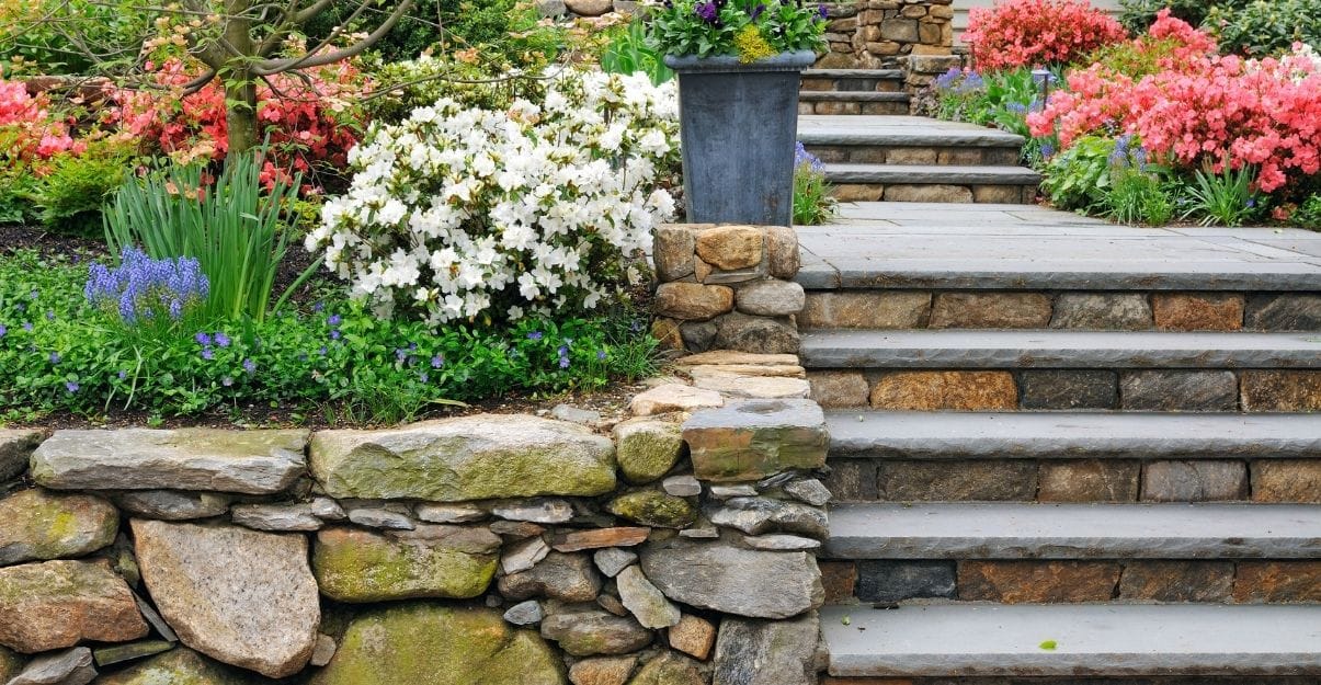 aménager petit jardin en pente