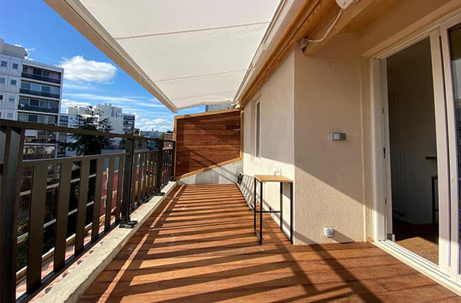 Terrasse bois sur un balcon