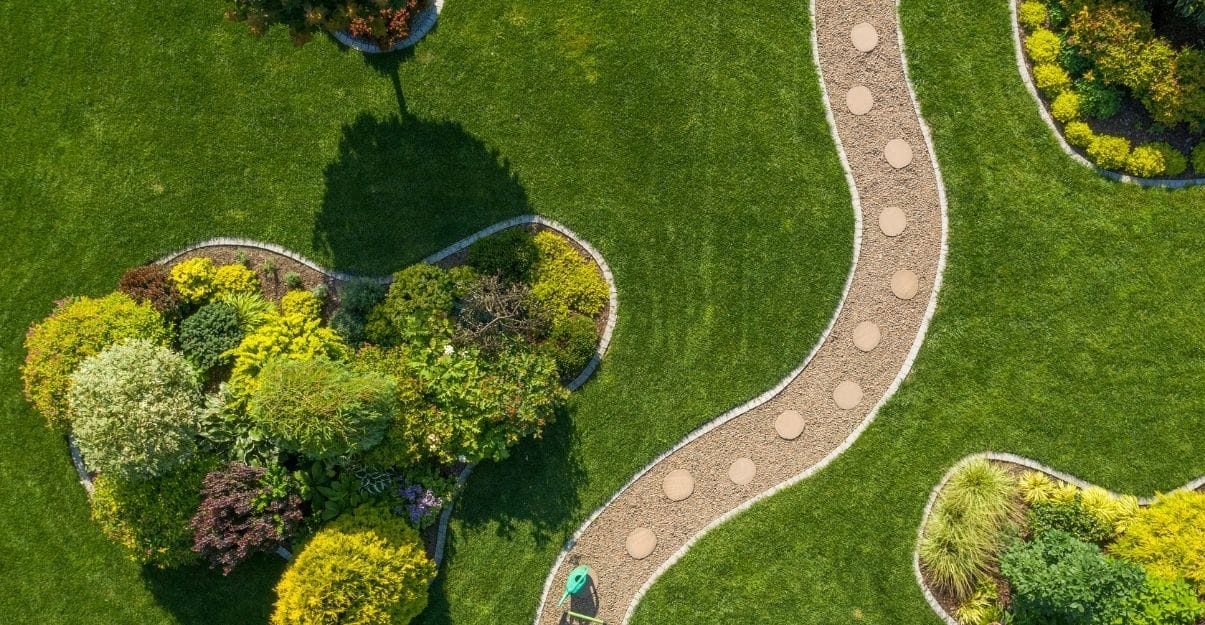 les allées d'un grand jardin