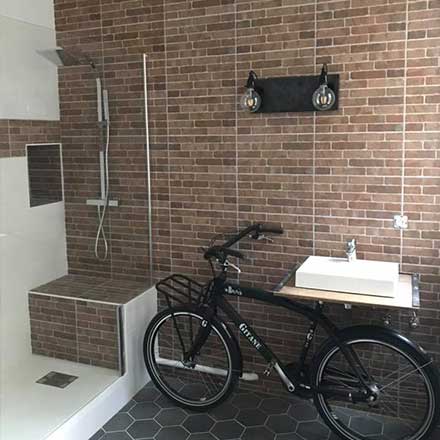 Salle de bain brique