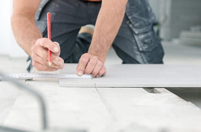 Etape 2 pose carrelage intérieur : découpe de carreaux