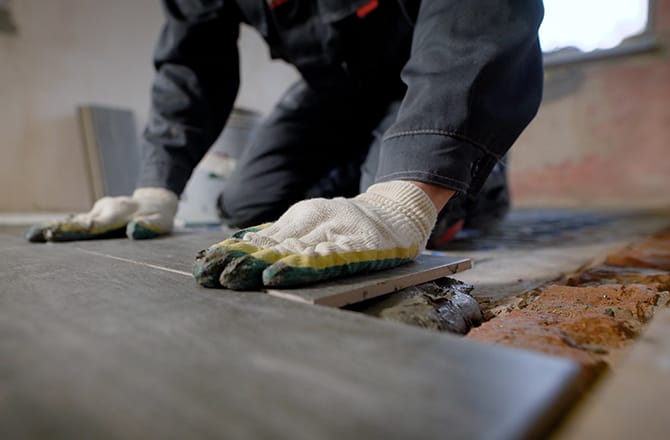 Etape 4 pose carrelage intérieur : pose des carreaux