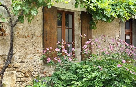 Fenêtre en bois : durable, versatile, mais chère et exigeante