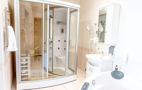 Le sauna combiné avec douche intégrée et parois transparentes