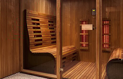 La cabine infrarouge : intérieur bois, radiateurs, portes vitrées