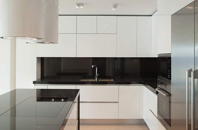 Du blanc, du noir et des lignes nettes pour une cuisine moderne...