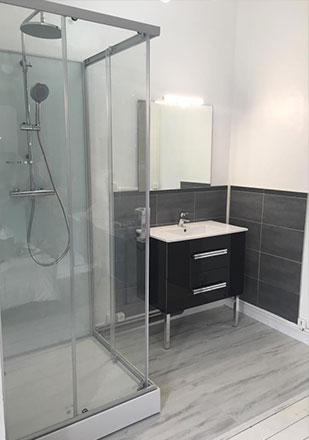 Salle d'eau par Stephane P., plombier à Thezy Glimont.