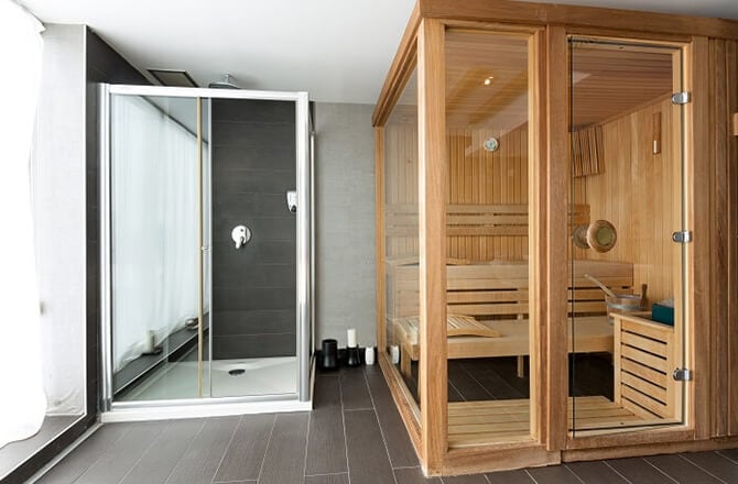 Le sauna en bois moyenne gamme pour 3 ou 4 personnes avec portes vitrées