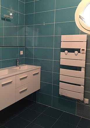 Salle de bain carrelage faience bleu