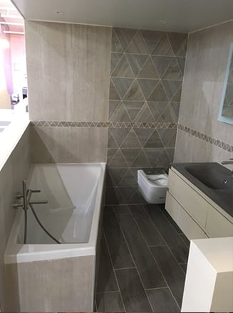 Salle de bain rénovée par René M, agenceur La Maison Saint-Gobain.