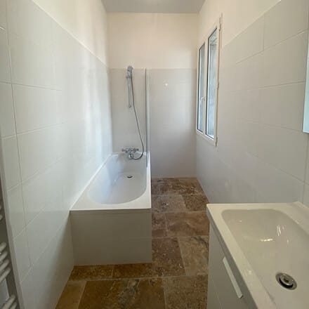 Baignoire avec paroi