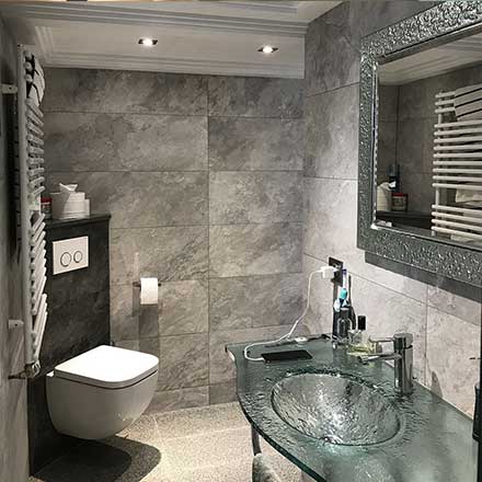 Salle de bain carrelage granit