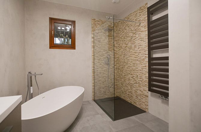 Salle de bain rénovée par René M, solier La Maison Saint-Gobain.