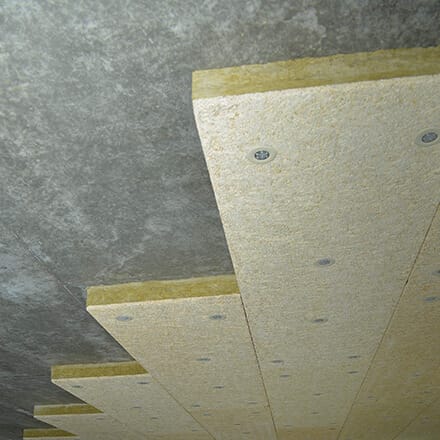 Isolation du plancher avec de la laine de roche.