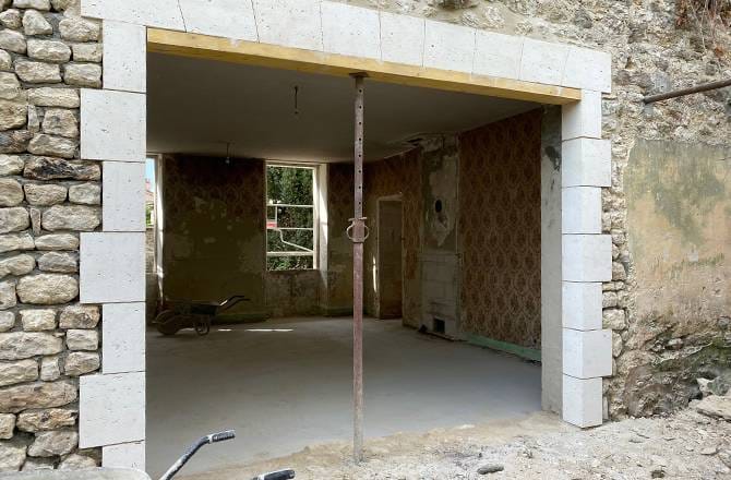 Les pierre d’entourage viennent finir l’ouverture, une fois le linteau posé