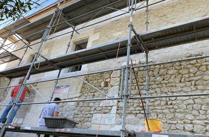 Un mur de façade piqué, en cours de rejointoyage