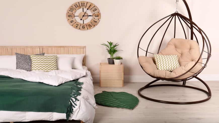 Une chambre apaisante avec des touches de vert foncé