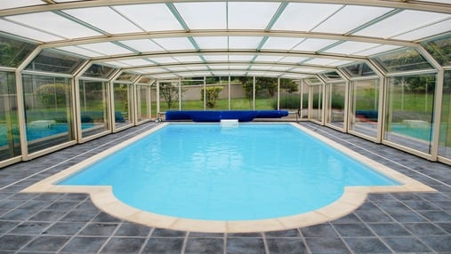 Une piscine avec abris pour prolonger l'été