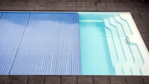 Une piscine couverte avec système de bâche à dérouler