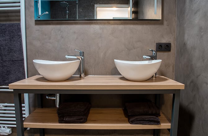 Une salle de bains contemporaine et béton ciré aux murs