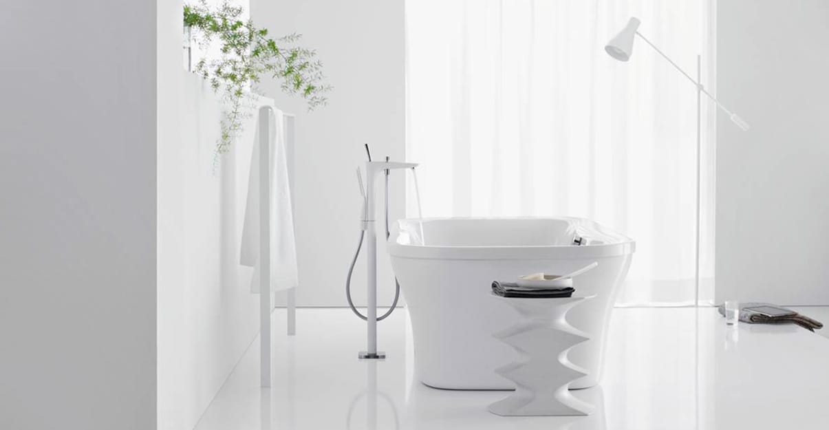 Une salle de bains contemporaine monochrome blanc