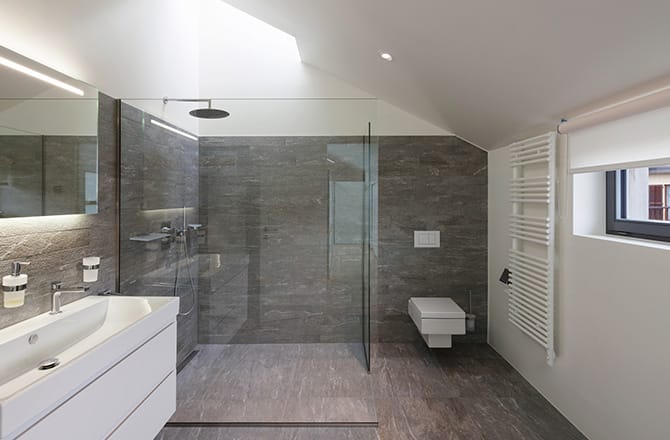 Une salle de bains contemporaine aux murs aspect pierres