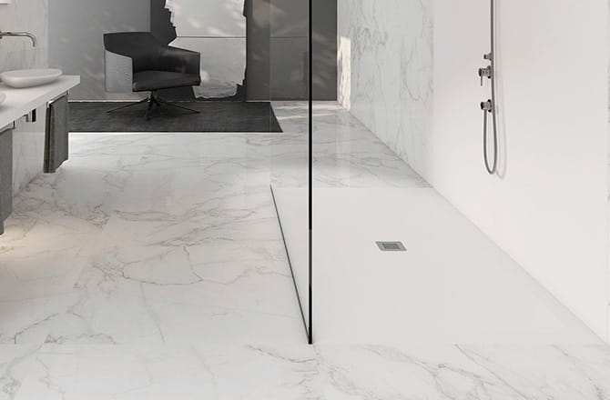 Une salle de bains contemporaine aux murs et sols marbrés blancs