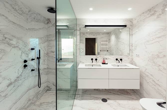 Une salle de bains contemporaine aux murs marbrés