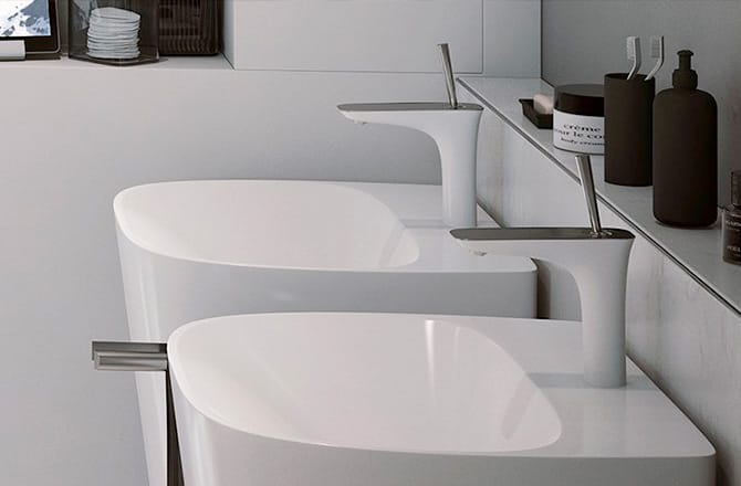 Des lavabos totem au design futuriste