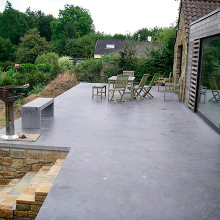 Une terrasse en béton lissé