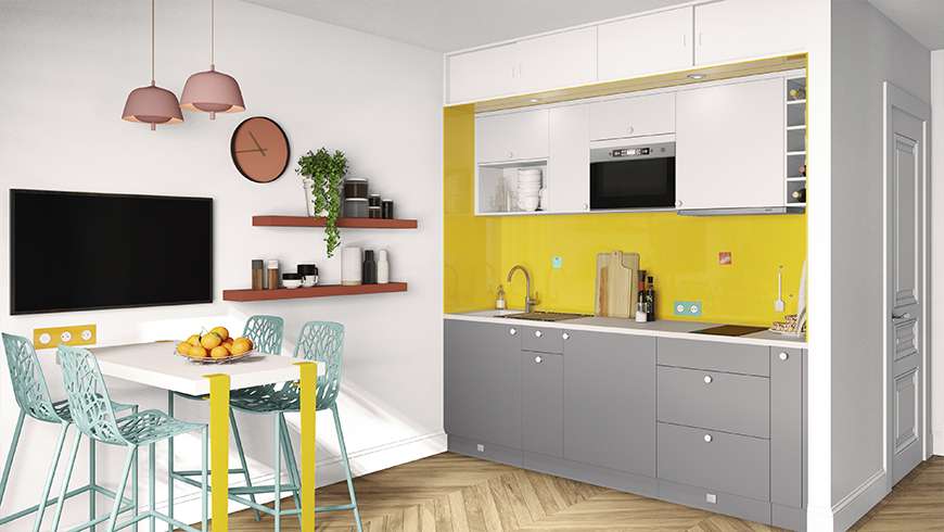 Une petite cuisine intégrée avec crédence jaune solaire en verre